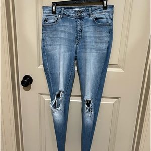 Kancan jegging. Distressed, raw hem. Holes at the knees.
